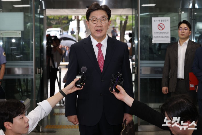 통일교로부터 불법 정치자금을 수수한 혐의를 받는 권성동 국민의힘 의원이 16일 오후 서울 서초구 서울중앙지방법원에서 열린 구속 전 피의자 심문(영장실질심사)에 출석하고 있다.