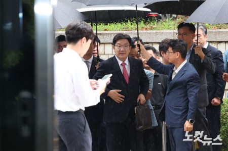 통일교로부터 불법 정치자금을 수수한 혐의를 받는 권성동 국민의힘 의원이 16일 오후 서울 서초구 서울중앙지방법원에서 열린 구속 전 피의자 심문(영장실질심사)에 출석하고 있다.