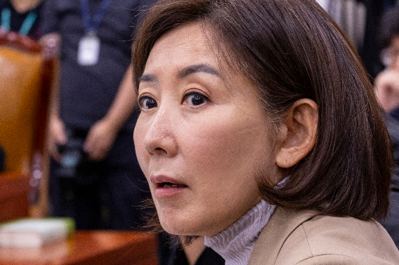 국민의힘 나경원 의원이 16일 서울 여의도 국회에서 열린 법제사법위원회 전체회의에서 무소속 최혁진 의원 발언에 항의하고 있다. 연합뉴스