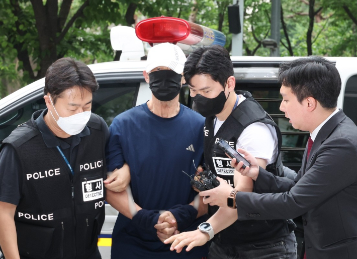 서울 지하철 5호선 열차 안에 불을 지른 60대 남성이 2일 영장실질심사를 위해 서울 양천구 서울남부지법에 출석하고 있다. 연합뉴스