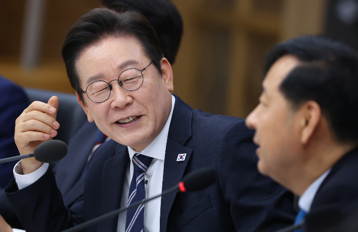 이재명 대통령이 16일 정부세종청사에서 열린 국무회의에서 구윤철 경제부총리 겸 기획재정부 장관과 대화하고 있다. 연합뉴스