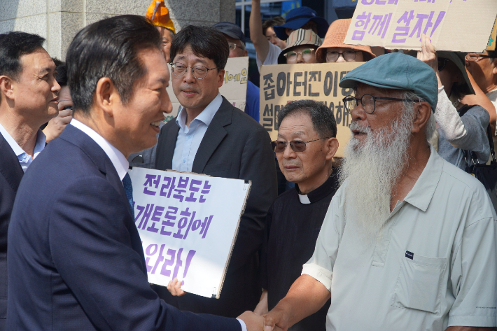 이날 기자회견장엔 '더불어민주당-전북특별자치도 예산정책협의회'에 참석하고자 전북도청을 방문한 정청래 민주당 대표가 문정현 신부 등 공동행동 관계자들과 인사하기도 했다. 심동훈 기자