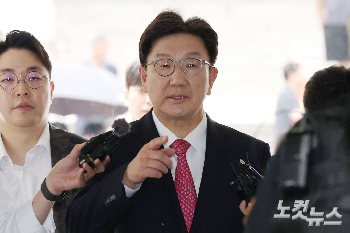 통일교로부터 불법 정치자금을 수수한 혐의를 받는 권성동 국민의힘 의원이 16일 오후 서울 서초구 서울중앙지방법원에서 열린 구속 전 피의자 심문(영장실질심사)에 출석하고 있다. 류영주 기자