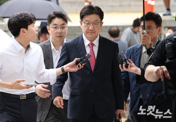 통일교로부터 불법 정치자금을 수수한 혐의를 받는 권성동 국민의힘 의원이 16일 오후 서울 서초구 서울중앙지방법원에서 열린 구속 전 피의자 심문(영장실질심사)에 출석하고 있다. 류영주 기자