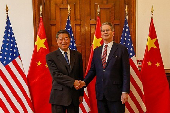 스콧 베선트 미국 재무부 장관과 허리펑 중국 부총리가 14일(현지시간) 스페인 마드리드에서 열린 미중 무역·경제 회담에서 카메라 앞에서 포즈를 취하고 있다. 연합뉴스