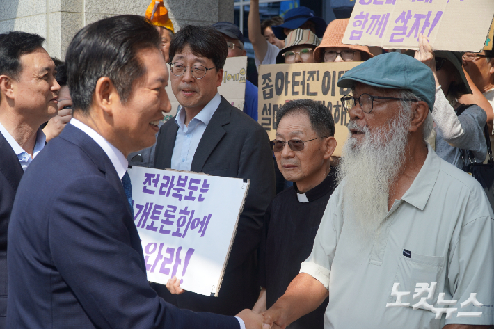 이날 기자회견장엔 '더불어민주당-전북특별자치도 예산정책협의회'에 참석하고자 전북도청을 방문한 정청래 민주당 대표가 문정현 신부 등 공동행동 관계자들과 인사하기도 했다. 심동훈 기자