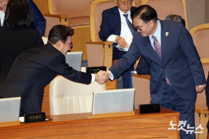 16일 서울 여의도 국회에서 열린 제429회국회(정기회) 제6차 본회의에서 우원식 국회의장(오른쪽)과 김민석 국무총리가 인사를 하고 있다.