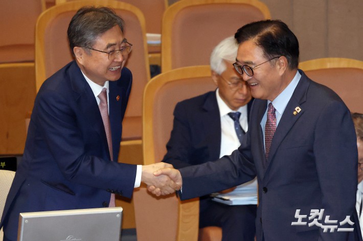 16일 서울 여의도 국회에서 열린 제429회국회(정기회) 제6차 본회의에서 우원식 국회의장(오른쪽)과 조현 외교부 장관이 인사를 하고 있다.