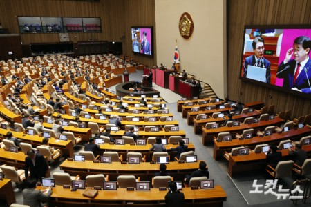 16일 서울 여의도 국회에서 열린 제429회국회(정기회) 제6차 본회의 외교·통일·안보 분야 대정부질문에서 김민석 국무총리가 의원 질의에 답변을 하고 있다.