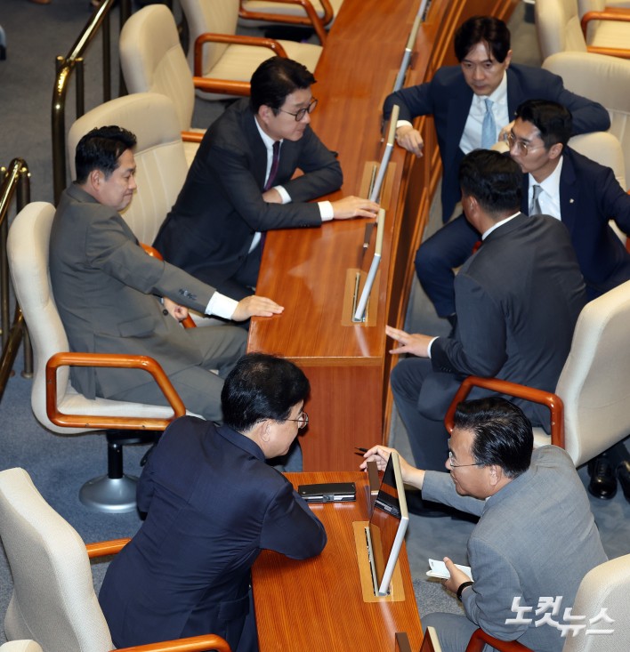 16일 서울 여의도 국회에서 열린 제429회국회(정기회) 제6차 본회의에서 국민의힘 장동혁 대표, 송언석 원내대표 등 지도부가 대화를 하고 있다.