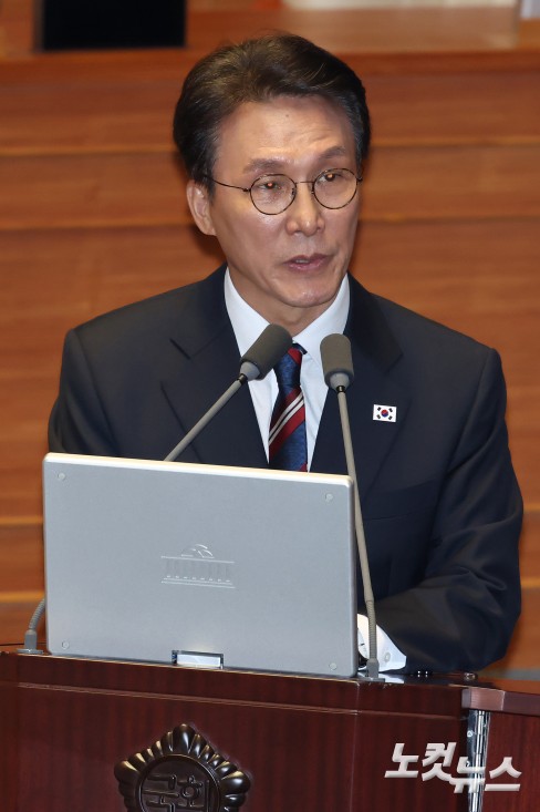 16일 서울 여의도 국회에서 열린 제429회국회(정기회) 제6차 본회의 외교·통일·안보 분야 대정부질문에서 김민석 국무총리가 의원 질의에 답변을 하고 있다.