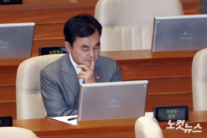16일 서울 여의도 국회에서 열린 제429회국회(정기회) 제6차 본회의 외교·통일·안보 분야 대정부질문에서 안규백 국방부 장관이 생각에 잠겨있다.