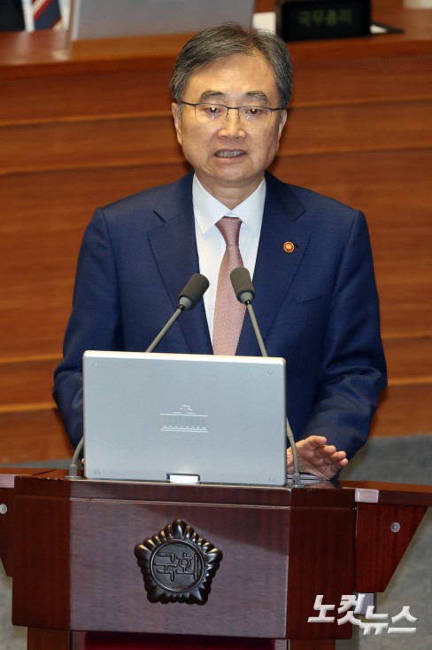 16일 서울 여의도 국회에서 열린 제429회국회(정기회) 제6차 본회의 외교·통일·안보 분야 대정부질문에서 조현 외교부 장관이 의원 질의에 답변을 하고 있다.