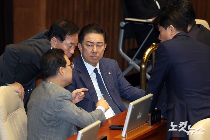 16일 서울 여의도 국회에서 열린 제429회국회(정기회) 제6차 본회의에서 더불어민주당 김병기 원내대표와 지도부가 대화를 하고 있다.