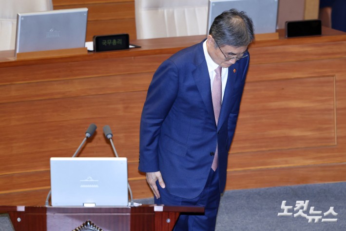 16일 서울 여의도 국회에서 열린 제429회국회(정기회) 제6차 본회의 외교·통일·안보 분야 대정부질문에서 조현 외교부 장관이 발언대로 향하며 인사를 하고 있다.