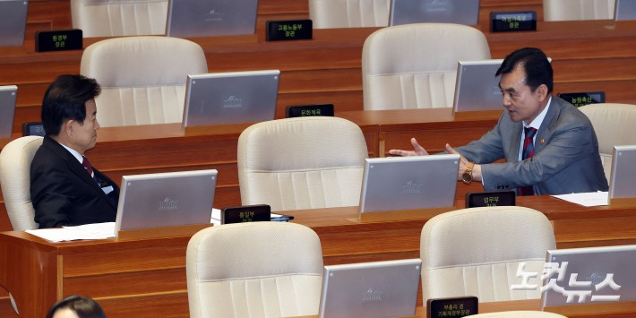 16일 서울 여의도 국회에서 열린 제429회국회(정기회) 제6차 본회의에서 안규백 국방부 장관(오른쪽)과 정동영 통일부 장관이 대화를 하고 있다.