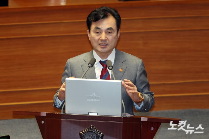 16일 서울 여의도 국회에서 열린 제429회국회(정기회) 제6차 본회의 외교·통일·안보 분야 대정부질문에서 안규백 국방부 장관이 의원 질의에 답변을 하고 있다.