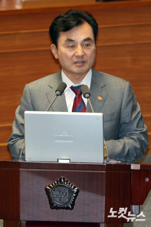 16일 서울 여의도 국회에서 열린 제429회국회(정기회) 제6차 본회의 외교·통일·안보 분야 대정부질문에서 안규백 국방부 장관이 의원 질의에 답변을 하고 있다.