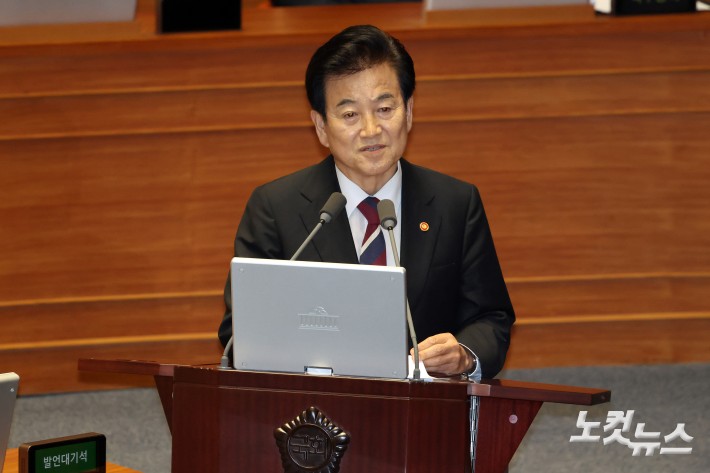 16일 서울 여의도 국회에서 열린 제429회국회(정기회) 제6차 본회의 외교·통일·안보 분야 대정부질문에서 정동영 통일부 장관이 의원 질의에 답변을 하고 있다.