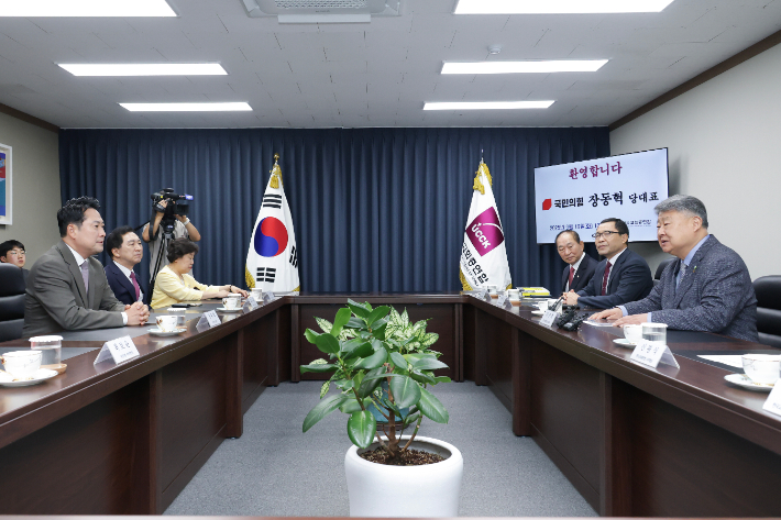 국민의힘 장동혁 대표(왼쪽)가 16일 서울 종로구 한국교회총연합을 방문해 인사말을 하고 있다. 연합뉴스