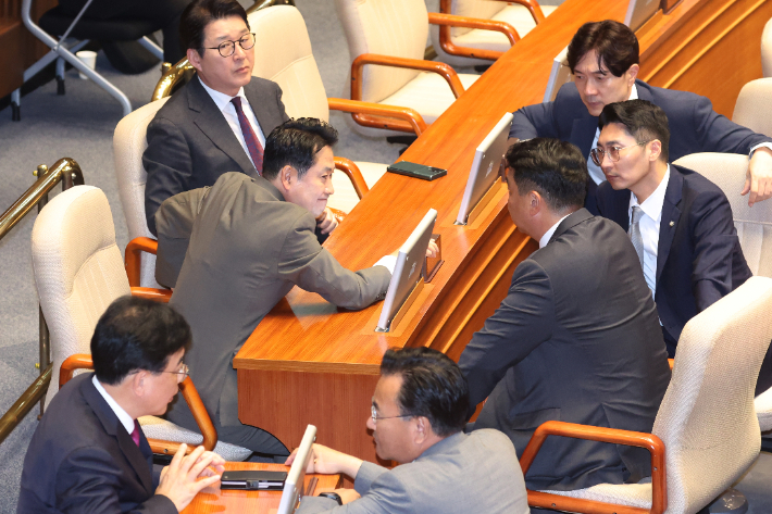 국민의힘 장동혁 대표와 송언석 원내대표를 비롯한 지도부가 16일 외교·통일·안보 분야 대정부 질문이 진행된 국회 본회의에서 대화를 나누고 있다. 연합뉴스