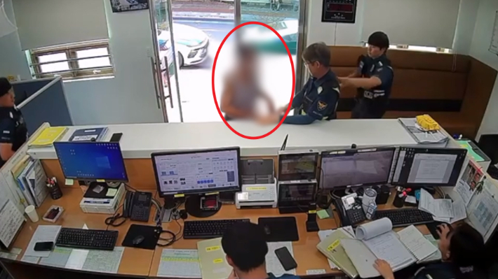 지난달 24일 부산 사상경찰서 모라파출소에서 A씨가 흉기를 꺼내는 장면. 부산경찰청 제공