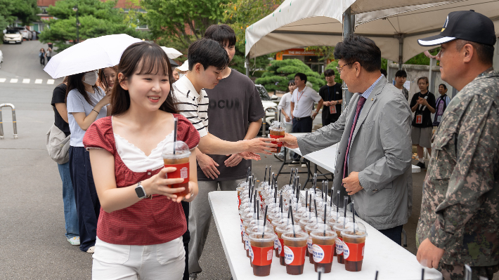 류완하 동국대 WISE캠퍼스 총장이 학생들에게 음료수를 전달하고 있다. 동국대 제공