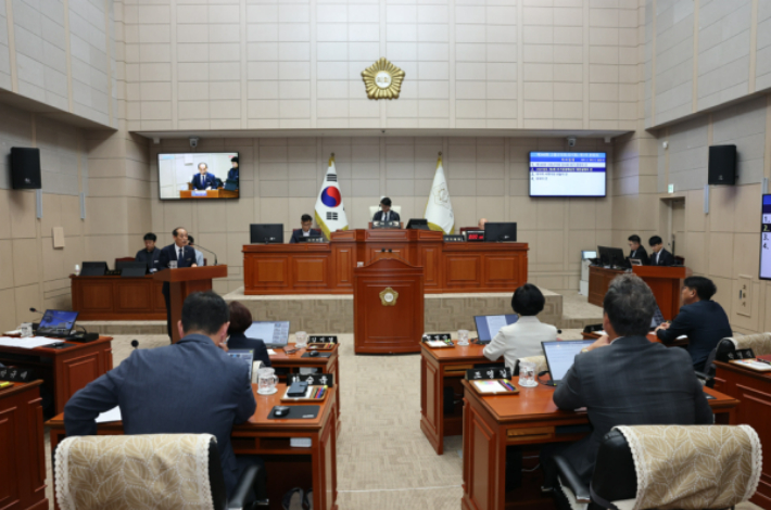부군수가 2025년 제4회 추경예산안 제안설명을 하고 있다. 고흥군의회 제공 