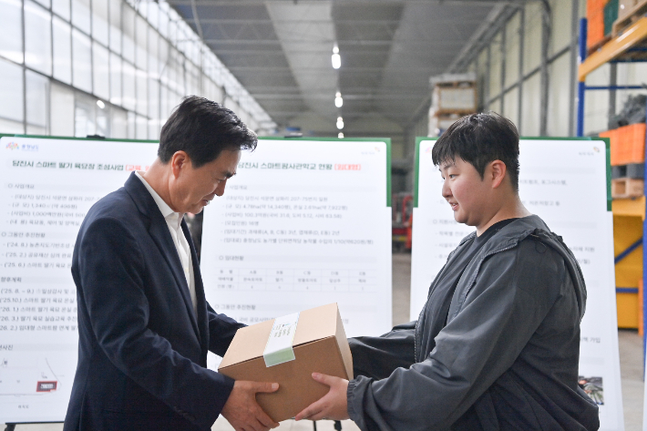 16일 당진 스마트팜 사관학교를 방문한 김태흠 충남지사. 충남도 제공