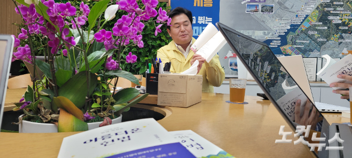 책을 소개하고 있는 임 시장 모습. 박창주 기자
