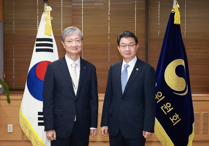 이찬진 금융감독원장(왼쪽)과 이억원 금융위원장 첫 회동. 금융위원회, 금융감독원 제공
