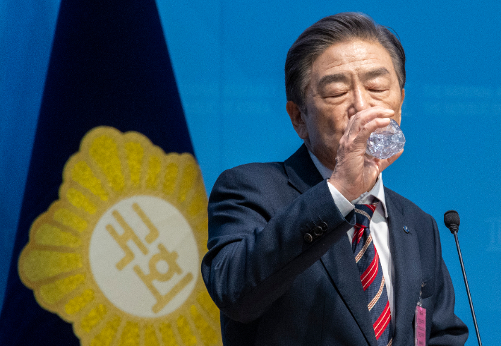 김형석 독립기념관장이 8일 국회 소통관에서 '독립기념관 바로 세우기' 기자회견을 하다 물을 마시고 있다. 연합뉴스