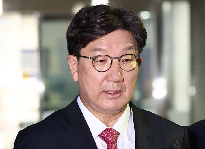 윤석열 정부와 통일교 간 '정교 유착'의 발단으로 지목된 국민의힘 권성동 의원이 16일 서울 서초구 서울중앙지법에서 열린 구속 전 피의자 심문(영장실질심사)을 마친 뒤 대기 장소인 서울구치소로 향하고 있다. 연합뉴스