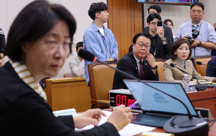 국민의힘 나경원 의원이 16일 서울 여의도 국회에서 열린 법제사법위원회 전체회의에서 추미애 법사위원장에게 발언하고 있다. 연합뉴스