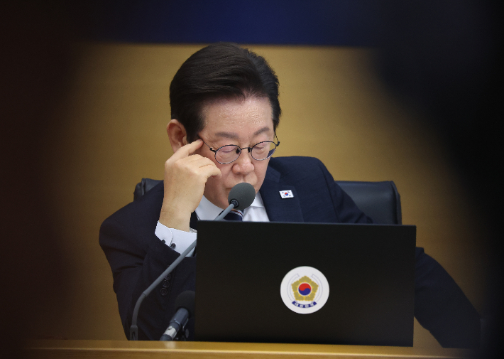 이재명 대통령이 16일 정부세종청사에서 열린 제42회 국무회의에서 참석자 발언을 들으며 자료를 살펴보고 있다. 연합뉴스