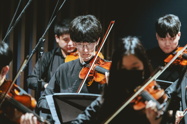 지난 15일 서울 등촌동 스카이아트홀에서 열린 유다빈밴드의 음반 발매 기념 쇼케이스 무대에서 바이올리니스트 김건우(왼쪽 두 번째)씨를 비롯한 단원들이 연주하는 모습. 경기아트센터 제공