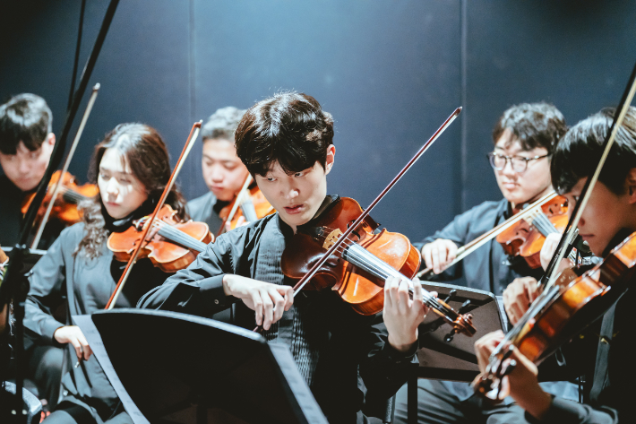 지난 15일 서울 등촌동 스카이아트홀에서 열린 유다빈밴드의 2집 음반 발매 기념 쇼케이스 무대에서 비올리니스트 이지웅(왼쪽 네 번째)씨를 비롯한 단원들이 연주에 집중하는 모습. 경기아트센터 제공