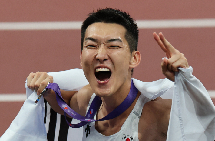 우상혁이 16일 일본 도쿄 국립경기장에서 열린 2025 세계육상선수권대회 남자 높이뛰기 결선에서 2ｍ34로 2위를 차지한 뒤, 세리머니를 하고 있다. 연합뉴스
