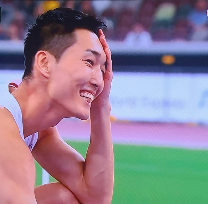 우상혁이 2m36 1차 시기에서 바를 건드려 실패한 후 아쉬워 하는 모습. Sky SPORTS 중계 영상 캡처