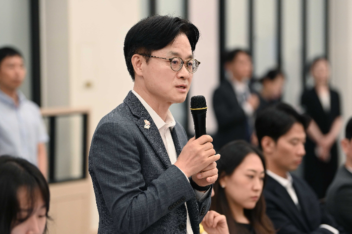 김정관 산업통상자원부 장관이 16일 세종시 장군면 한식당에서 실장급 등 간부와 산업통상자원부 출입기자 60여명이 참석한 가운데 열린 출입기자단 간담회에 참석했다. 산업부 제공