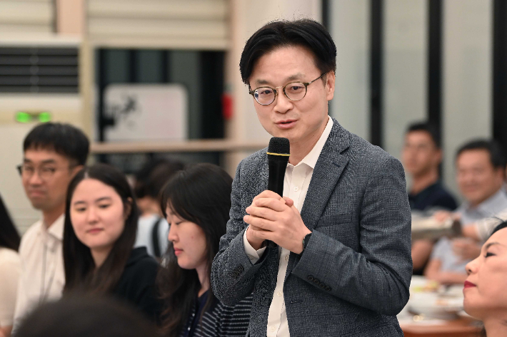 김정관 산업통상자원부 장관이 16일 세종시 장군면 한식당에서 실장급 등 간부와 산업통상자원부 출입기자 60여명이 참석한 가운데 열린 출입기자단 간담회에 참석했다. 산업부 제공