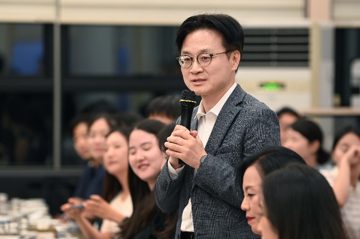 김정관 산업통상자원부 장관이 16일 세종시 장군면 한식당에서 실장급 등 간부와 산업통상자원부 출입기자 60여명이 참석한 가운데 열린 출입기자단 간담회에 참석했다. 산업부 제공