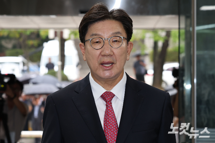 통일교로부터 불법 정치자금을 수수한 혐의를 받는 권성동 국민의힘 의원이 16일 오후 서울 서초구 서울중앙지방법원에서 열린 구속 전 피의자 심문(영장실질심사)에 출석하고 있다. 류영주 기자