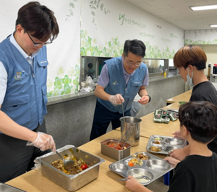포스코퓨처엠 직원들이 지난 4일 포항시 지역아동센터에 방문해 아이들의 점심 배식을 돕고 있다. 포스코퓨처엠 제공