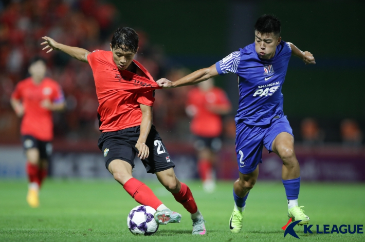 경합하는 강원FC·상하이 선화 선수들. 한국프로축구연맹 제공