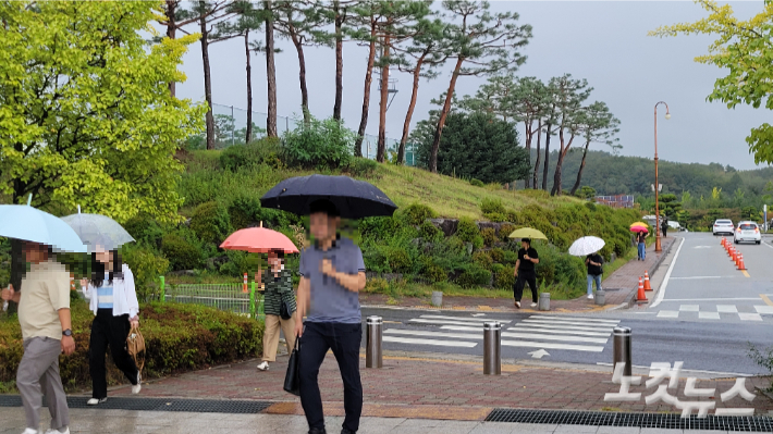17일 오전 강릉지역에 비가 내리면서 시민들이 우산을 쓰고 출근에 나선 모습.  전영래 기자