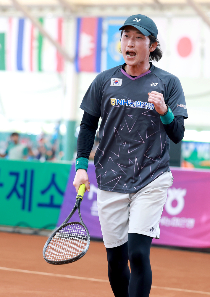 문경시청 간판 문대용이 제9회 문경아시아소프트테니스선수권대회 단식 경기를 펼치는 모습. 대회 조직위원회 