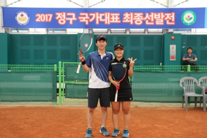 2017년 동반 국가대표로 발탁된 문대용(왼쪽), 문혜경 남매. 대한소프트테니스협회  