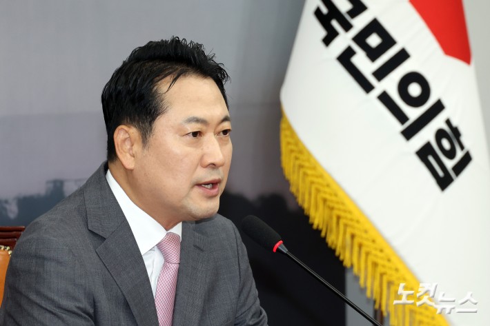 국민의힘 장동혁 대표가 17일 서울 여의도 국회에서 현안 관련 기자간담회를 갖고 있다.