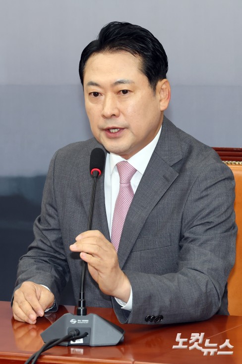 국민의힘 장동혁 대표가 17일 서울 여의도 국회에서 현안 관련 기자간담회를 갖고 있다.